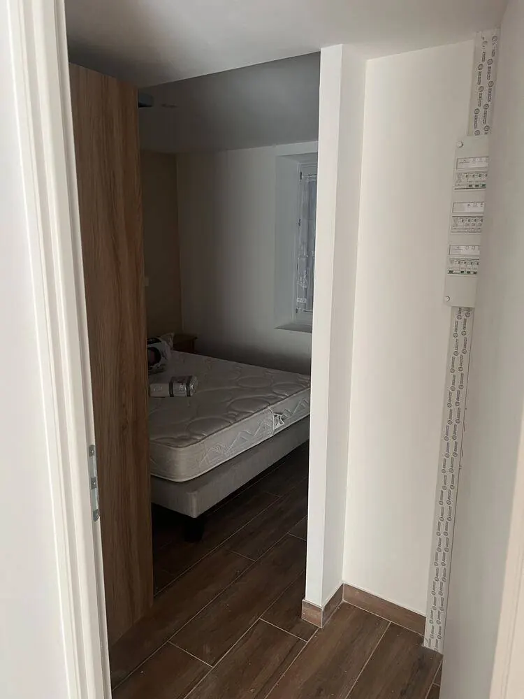 Après travaux : chambre avec sol carrelé effet bois