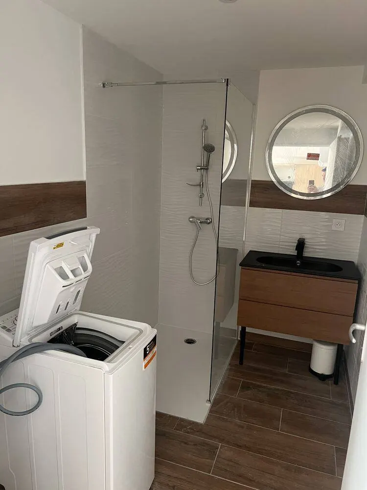 Après travaux : salle d'eau avec douche et meuble vasque