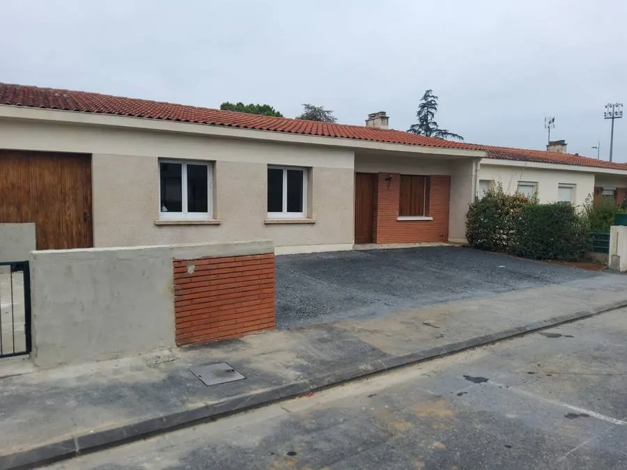 Façade de maison avec muret en brique et cour