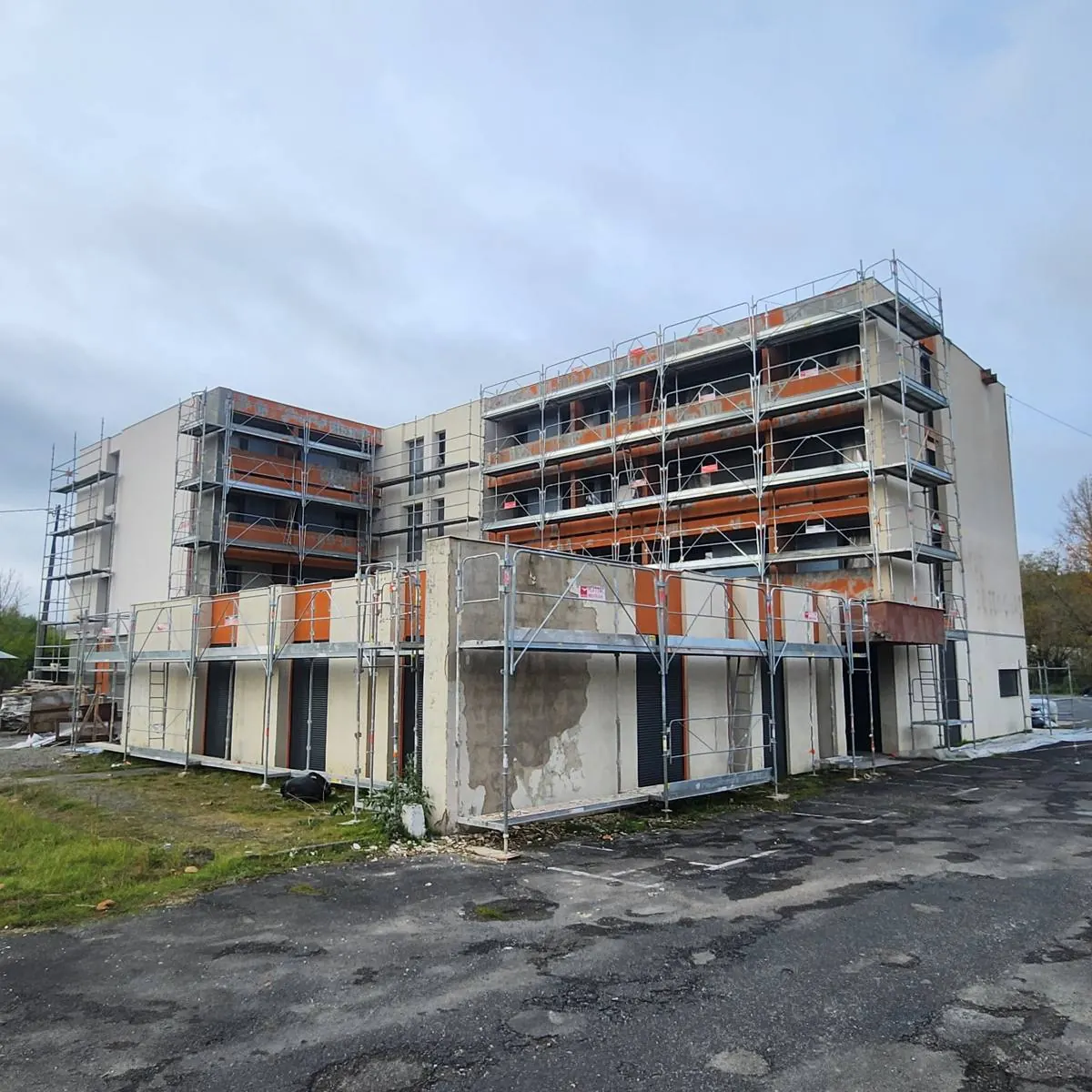 Immeuble en cours de travaux : échafaudages et façades décapées