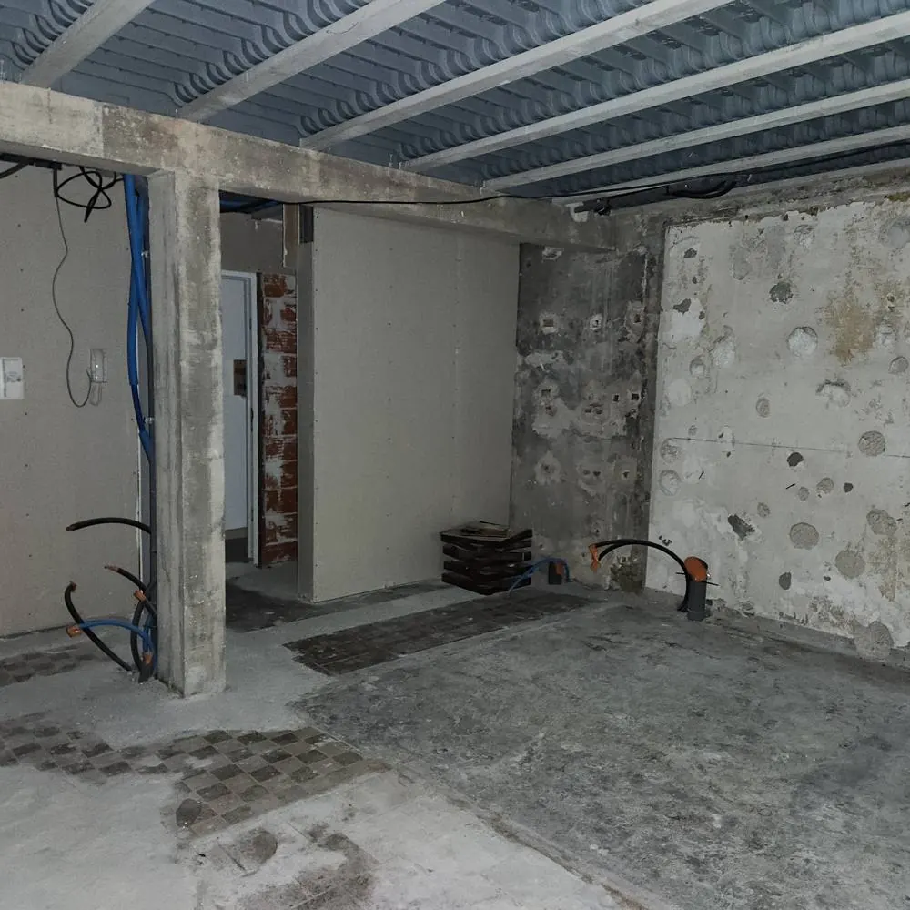 Pendant les travaux : cloisons en plaques de plâtre et réseaux électriques et plomberie
