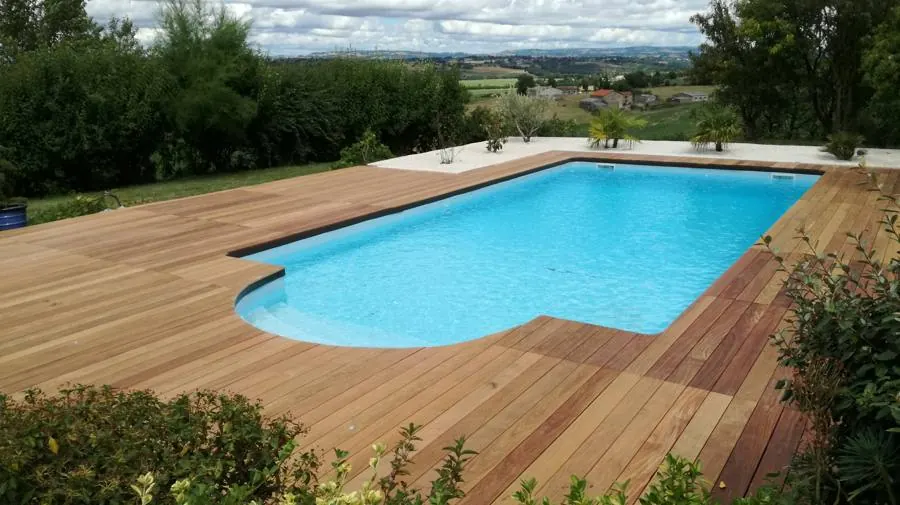 Plage de piscine en bois avec vue sur la campagne