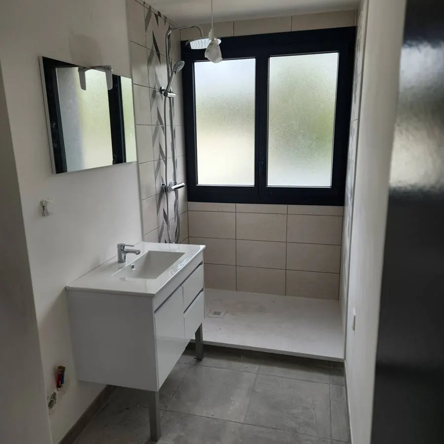 Salle de bain avec douche à l'italienne