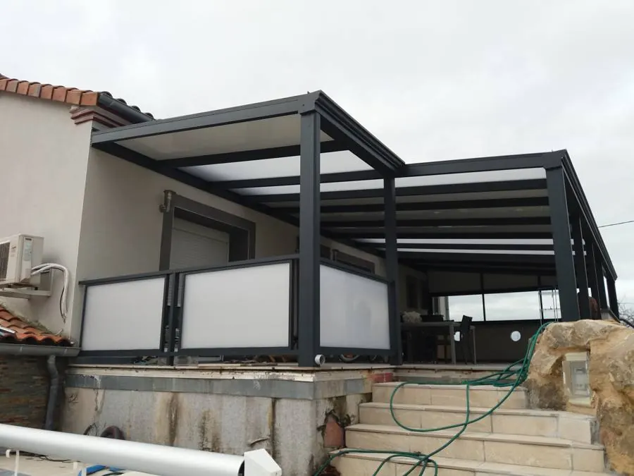 Structure aluminium couvrant une terrasse