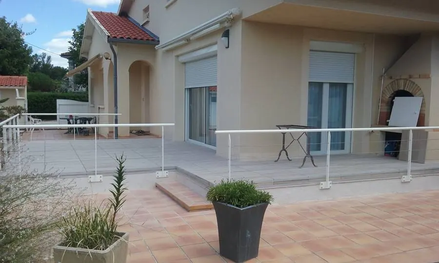 Terrasse carrelée avec garde-corps à câbles